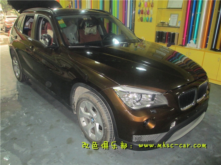 寶馬X1改顏色 全車改色貼膜 原車棕色改亞光黑