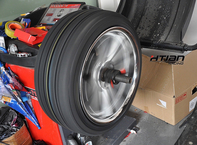 阿特兹改装HTIAN Racing19寸轮毂 轮胎 刹车 避震 装车效果