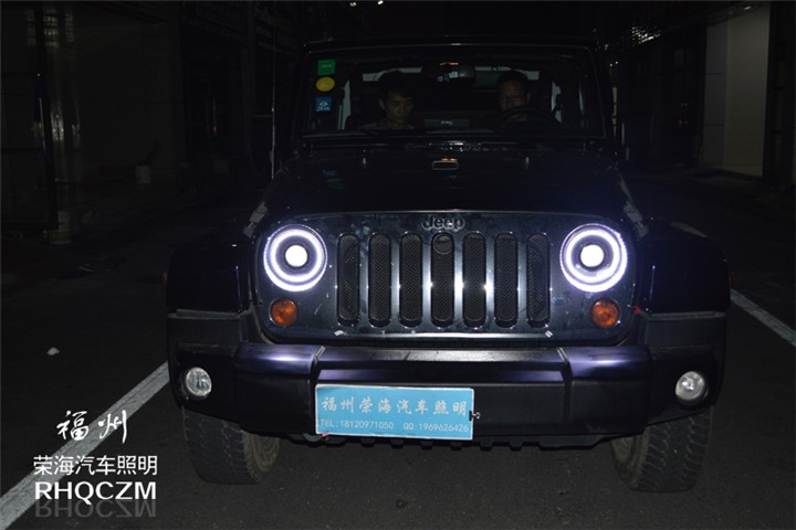 【福州汽車(chē)改燈】牧馬人更換大燈總成改裝海拉五雙光透鏡 福州榮海照明