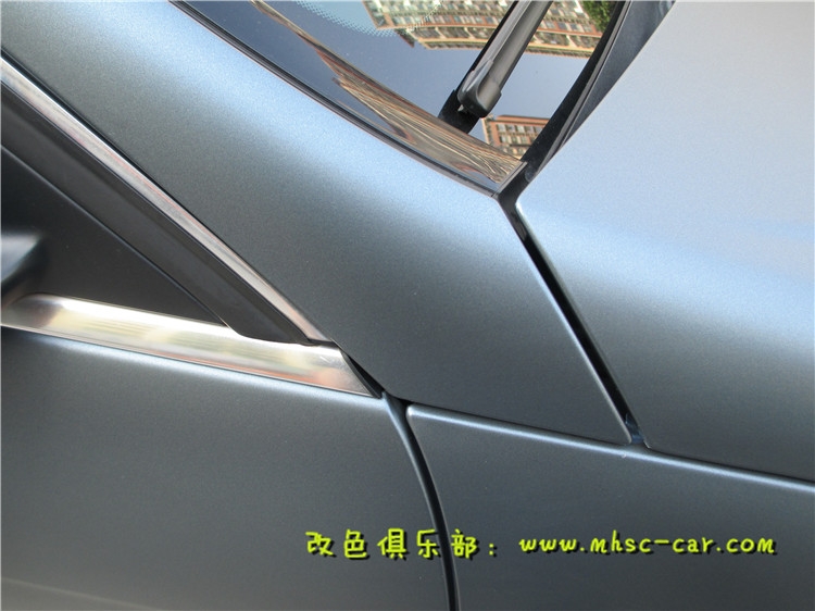 深圳奔馳C200貼膜改色 深圳車(chē)衣裳膜幻色彩出品
