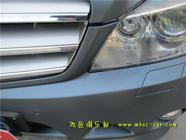 深圳奔馳C200貼膜改色 深圳車(chē)衣裳膜幻色彩出品