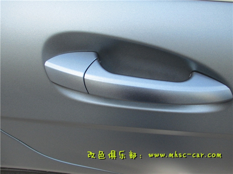 深圳奔馳C200貼膜改色 深圳車(chē)衣裳膜幻色彩出品