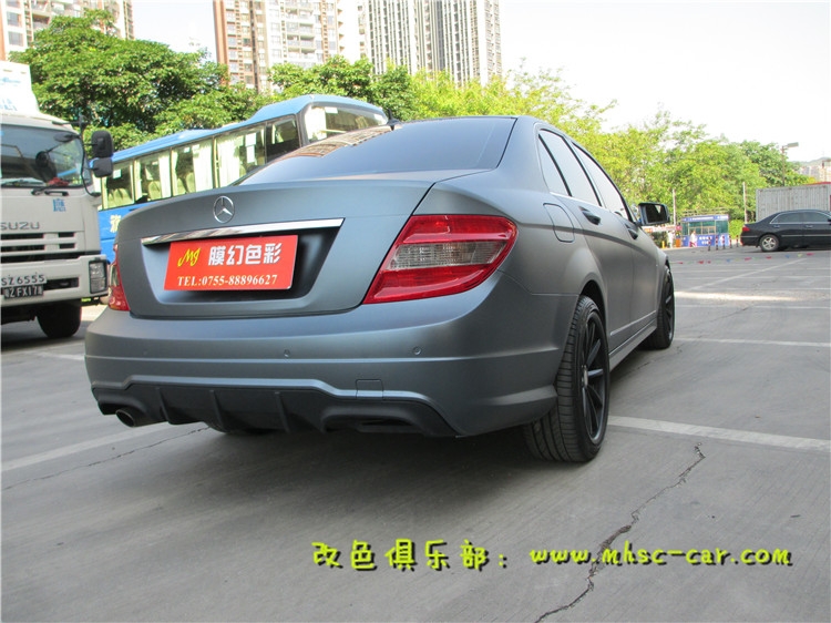 深圳奔馳C200貼膜改色 深圳車(chē)衣裳膜幻色彩出品