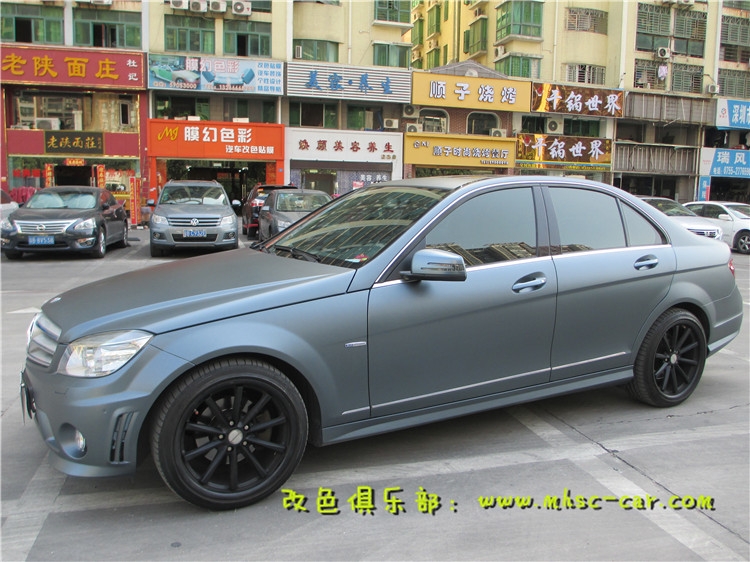 深圳奔馳C200貼膜改色 深圳車(chē)衣裳膜幻色彩出品