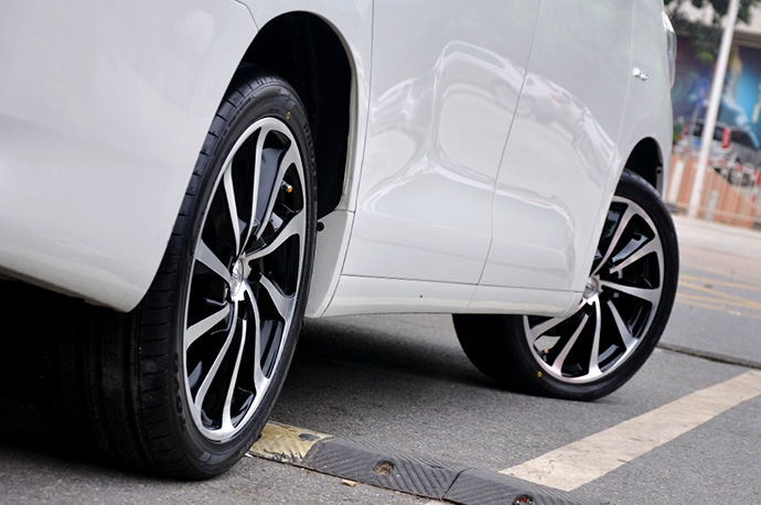 丰田阿尔法改装级19寸轮毂 轮胎