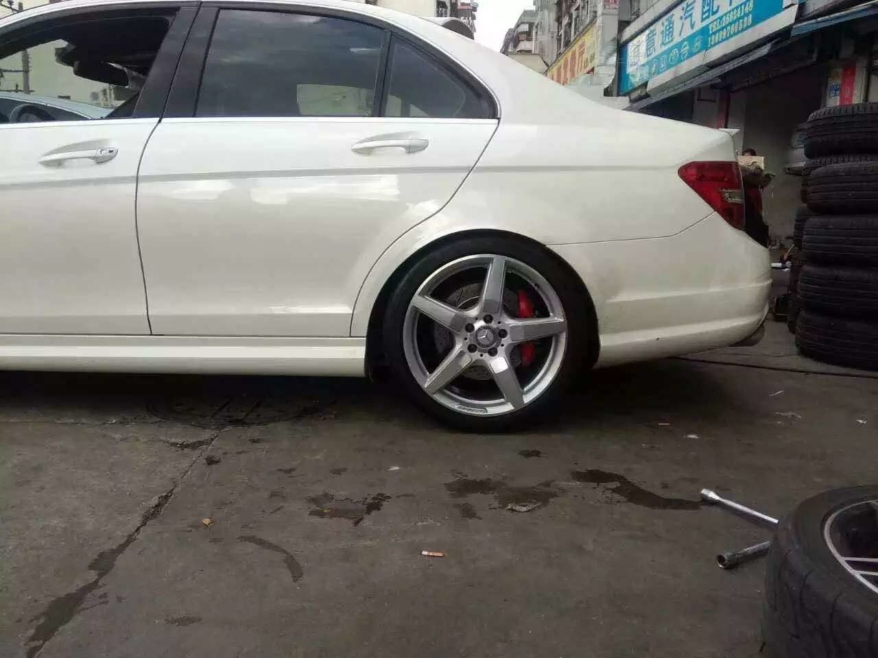 奔馳C63，裝19寸、AMG。