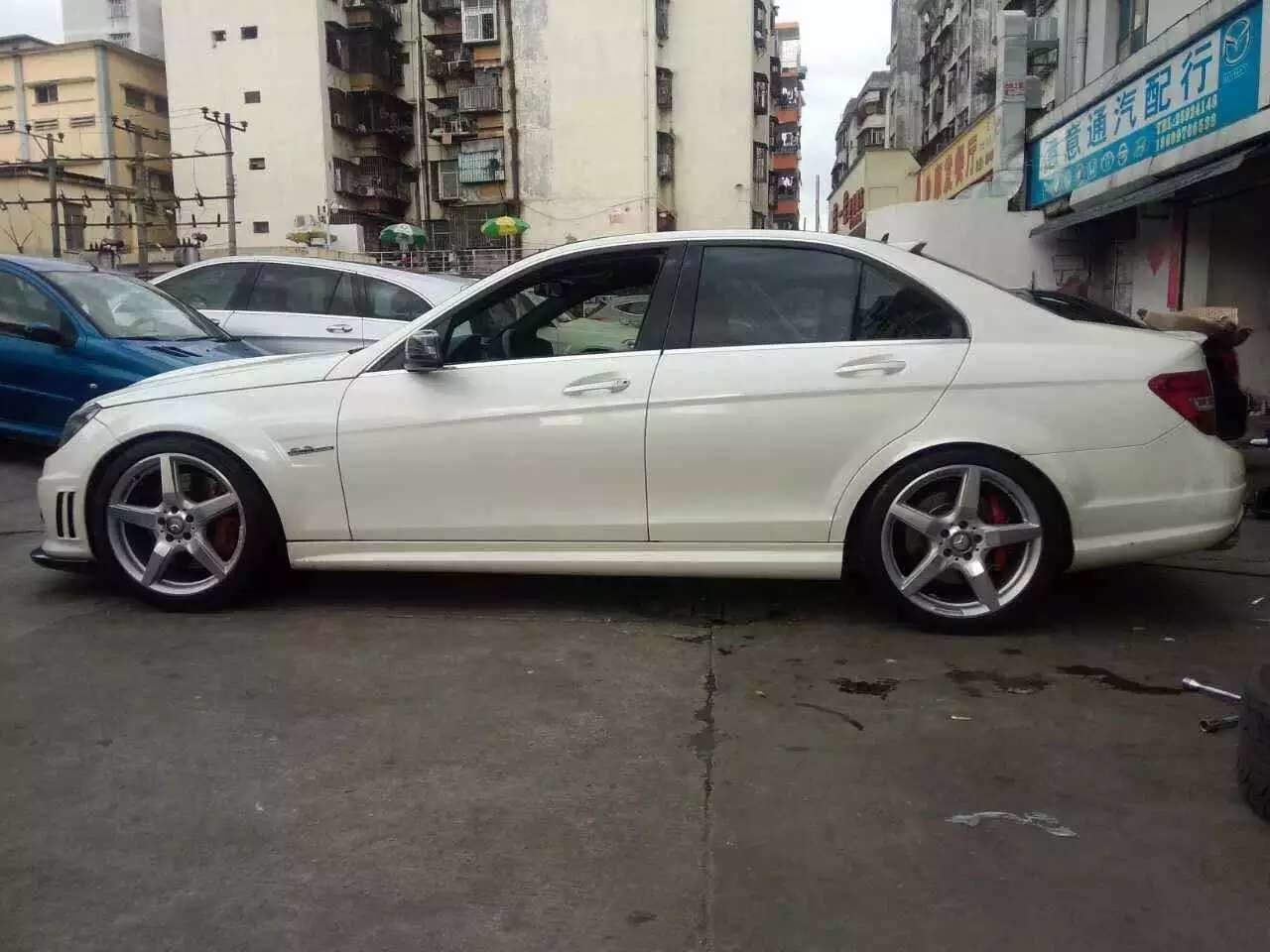奔馳C63，裝19寸、AMG。