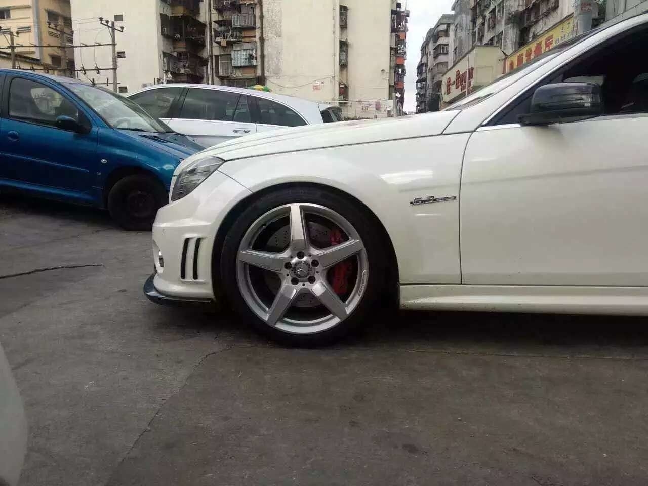 奔馳C63，裝19寸、AMG。
