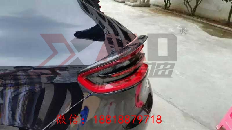 保時(shí)捷macan小卡宴改裝碳纖維中翼，頂翼。碳纖維內(nèi)飾機(jī)蓋改裝