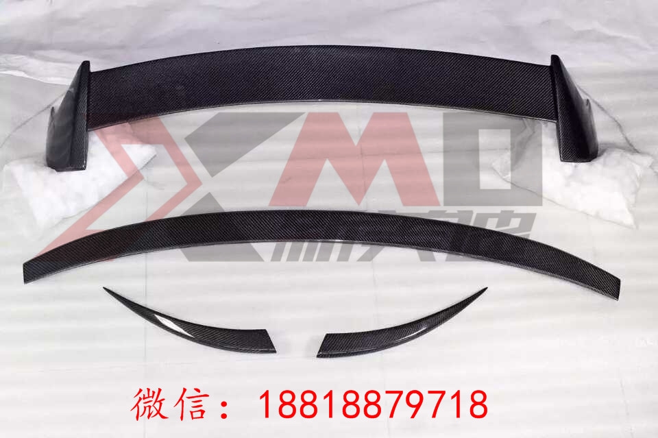 保時(shí)捷macan小卡宴改裝碳纖維中翼，頂翼。碳纖維內(nèi)飾機(jī)蓋改裝