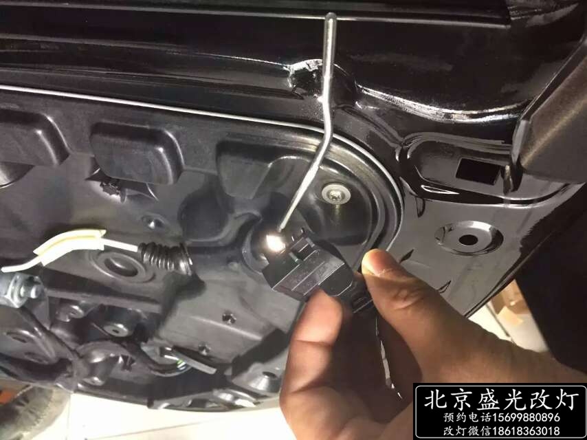 北京改燈 奔馳S320改原廠電尾門(mén) 無(wú)鑰匙進(jìn)入 腳掃