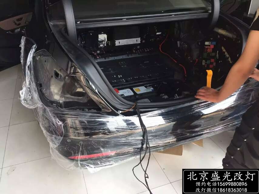 北京改燈 奔馳S320改原廠電尾門(mén) 無(wú)鑰匙進(jìn)入 腳掃