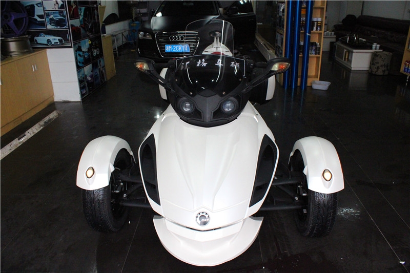 長(zhǎng)沙機(jī)動(dòng)車改裝實(shí)體店 摩托車全車改色貼膜 摩托車全車貼膜改色 龐巴迪改色貼膜