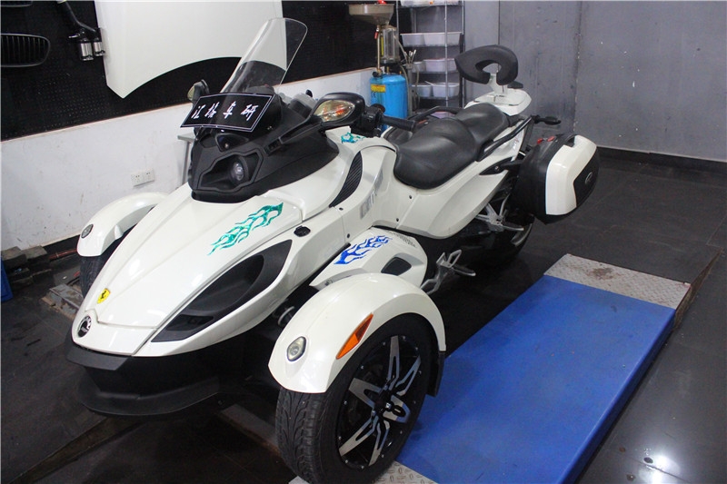 長(zhǎng)沙機(jī)動(dòng)車改裝實(shí)體店 摩托車全車改色貼膜 摩托車全車貼膜改色 龐巴迪改色貼膜