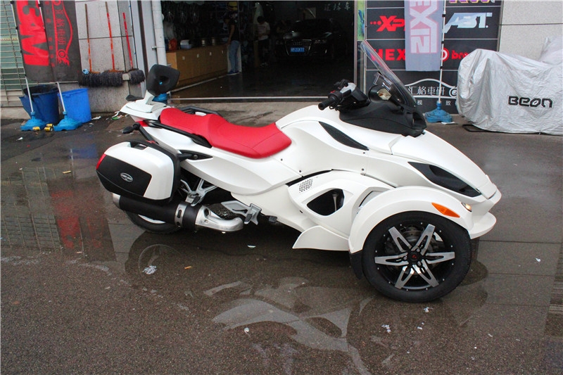 長(zhǎng)沙機(jī)動(dòng)車改裝實(shí)體店 摩托車全車改色貼膜 摩托車全車貼膜改色 龐巴迪改色貼膜