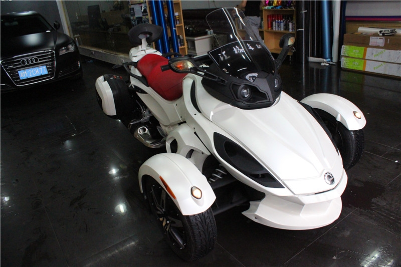 長(zhǎng)沙機(jī)動(dòng)車改裝實(shí)體店 摩托車全車改色貼膜 摩托車全車貼膜改色 龐巴迪改色貼膜