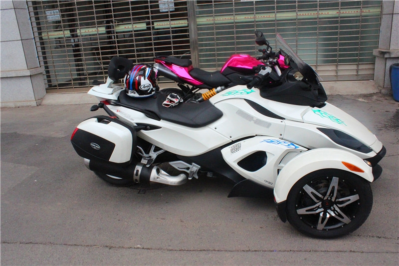 長(zhǎng)沙機(jī)動(dòng)車改裝實(shí)體店 摩托車全車改色貼膜 摩托車全車貼膜改色 龐巴迪改色貼膜