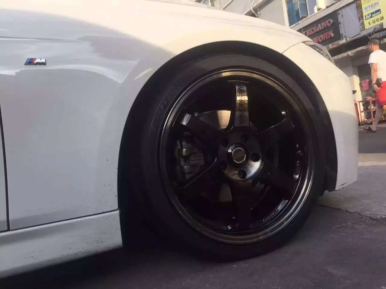 TE37．19寸，裝寶馬。