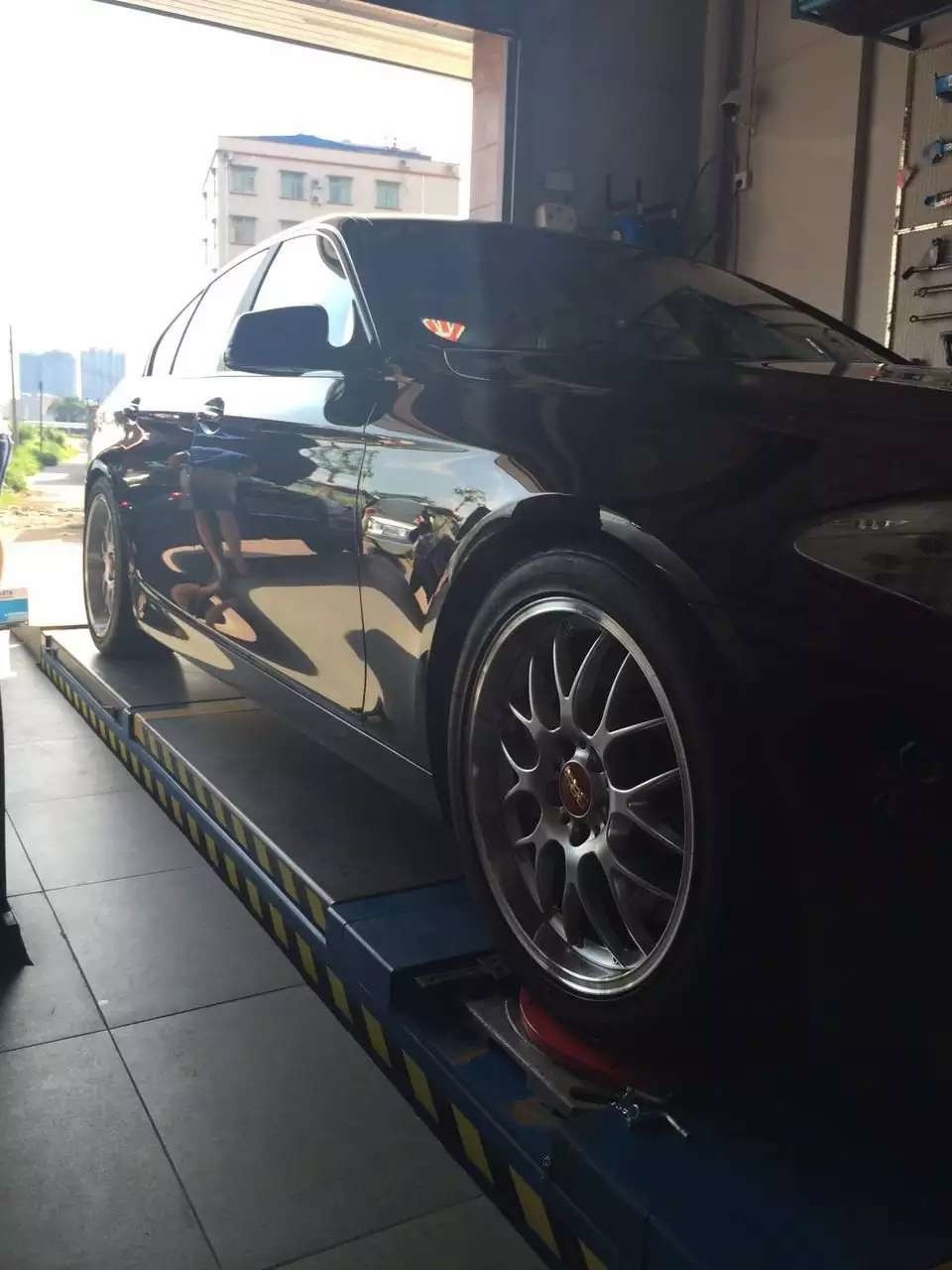 感謝車主發(fā)來裝車美圖：寶馬，裝19寸，BBS 紅蓋漂亮，好貨不等人，謝謝支持！