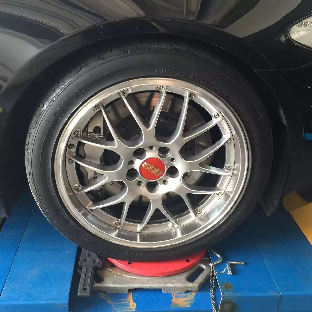 感謝車主發(fā)來裝車美圖：寶馬，裝19寸，BBS 紅蓋漂亮，好貨不等人，謝謝支持！