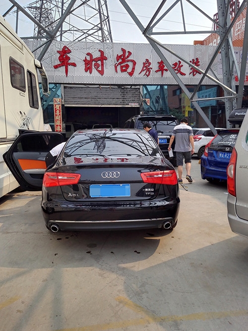 奧迪內(nèi)飾個(gè)性改裝 鄭州車時(shí)尚改裝│轎車內(nèi)飾翻新改色，雙色繚繞又會(huì)展現(xiàn)什么樣的色彩呢？