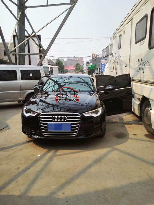 奧迪內(nèi)飾個(gè)性改裝 鄭州車時(shí)尚改裝│轎車內(nèi)飾翻新改色，雙色繚繞又會(huì)展現(xiàn)什么樣的色彩呢？