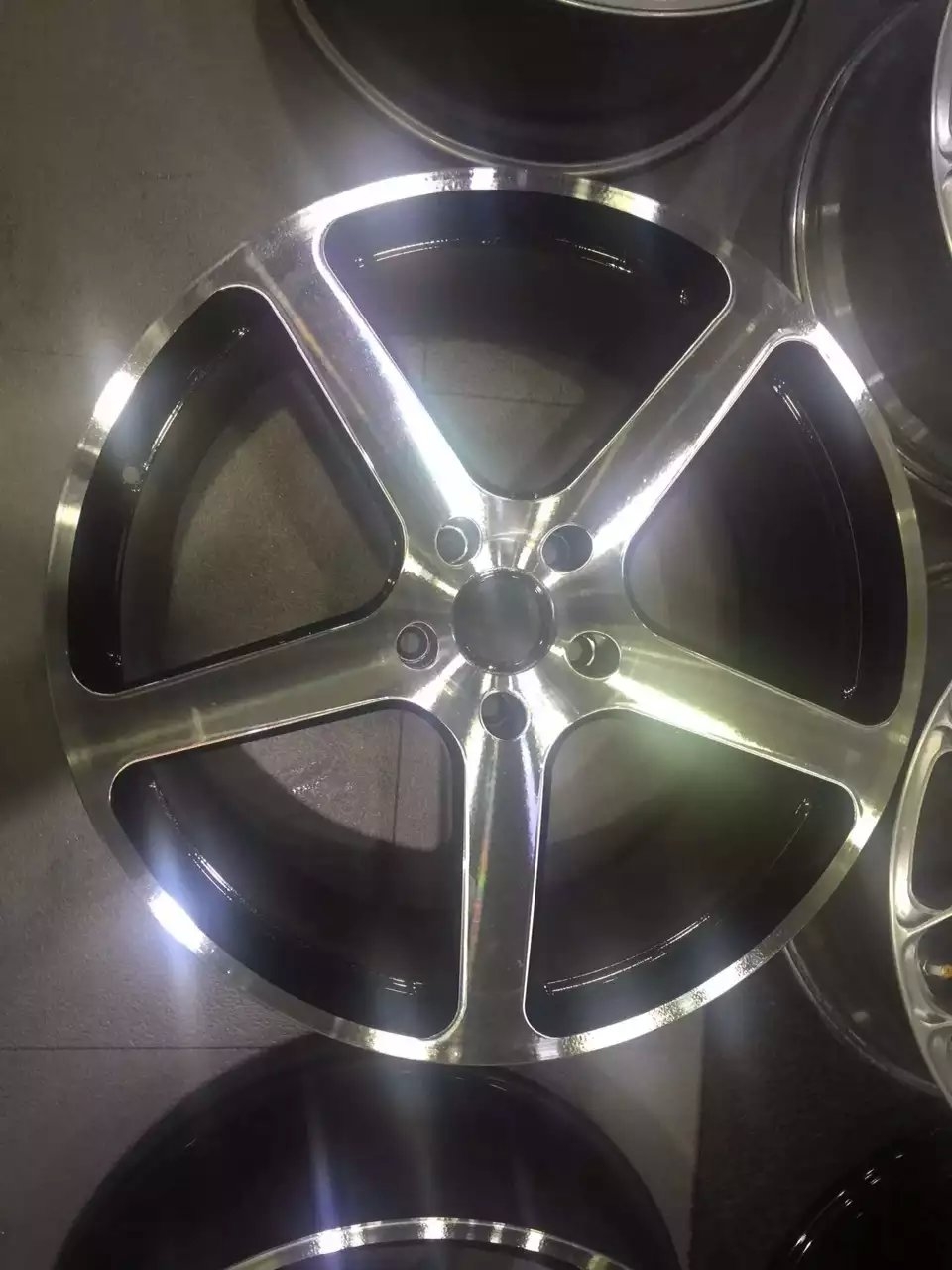 昨晚半夜裝車，辛苦：卡宴，裝22寸、HRE