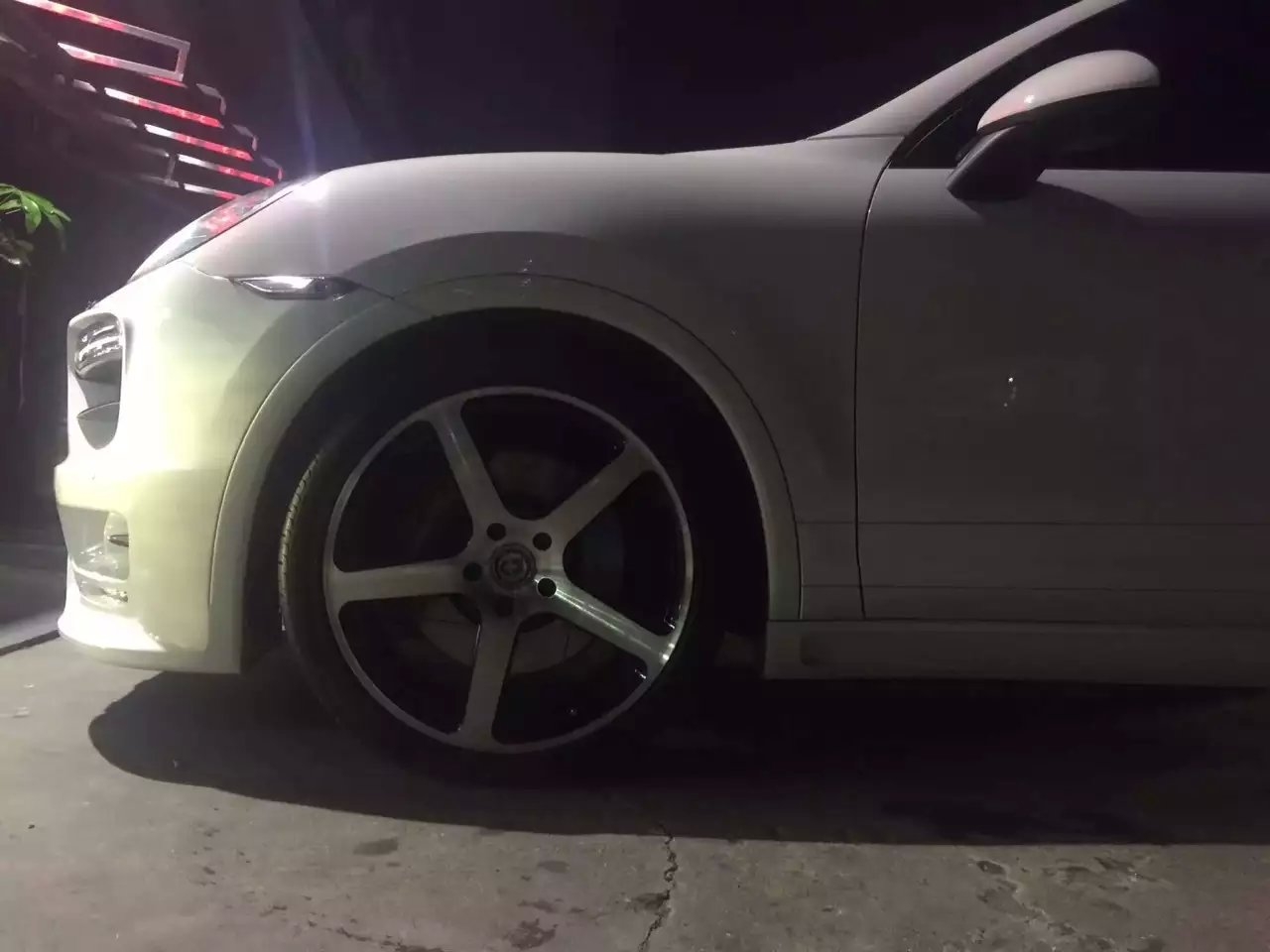 昨晚半夜裝車，辛苦：卡宴，裝22寸、HRE