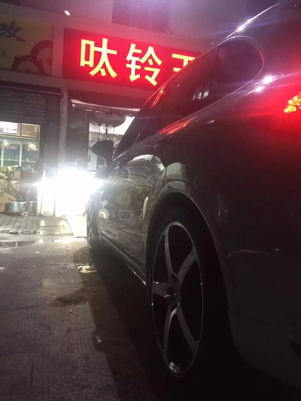 昨晚半夜裝車，辛苦：卡宴，裝22寸、HRE