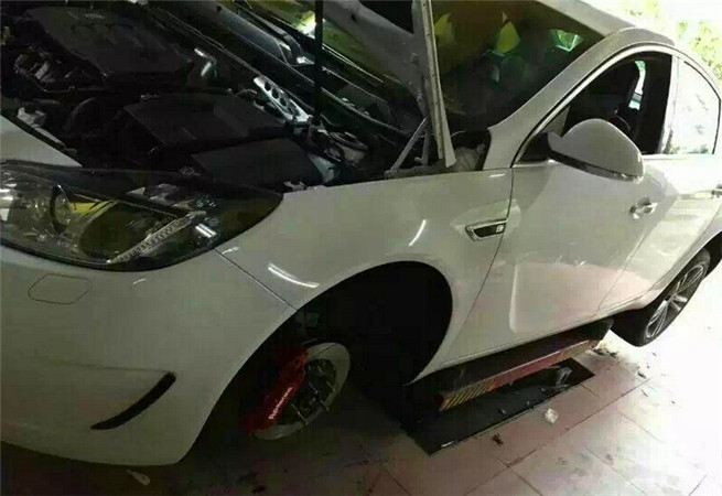 濰坊無限動力汽車改裝，別克君威剎車改裝作業(yè)