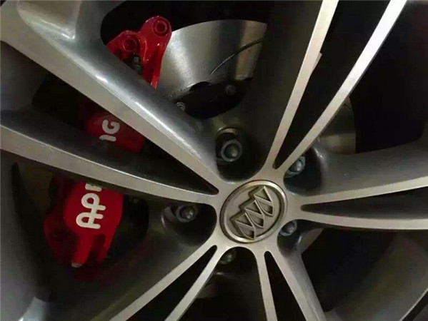濰坊無限動力汽車改裝，別克君威剎車改裝作業(yè)