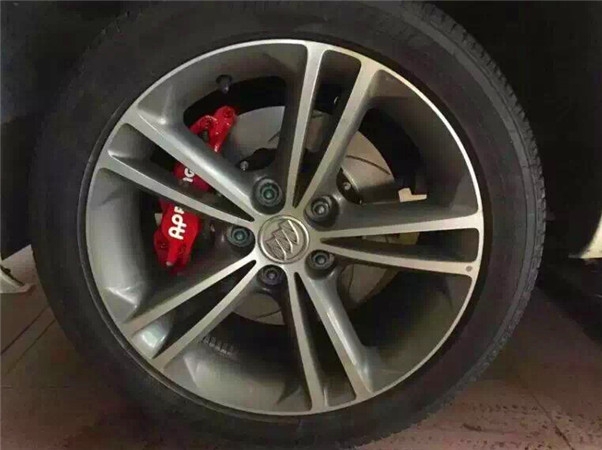 濰坊無限動力汽車改裝，別克君威剎車改裝作業(yè)