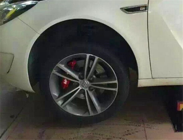 濰坊無限動力汽車改裝，別克君威剎車改裝作業(yè)