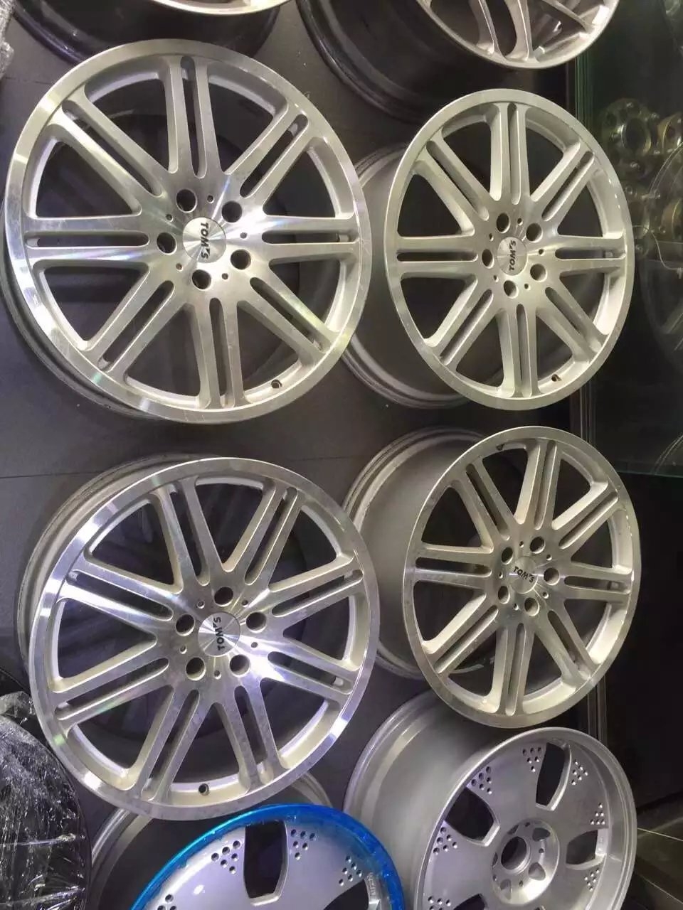 皇冠 裝19寸 TOM'S