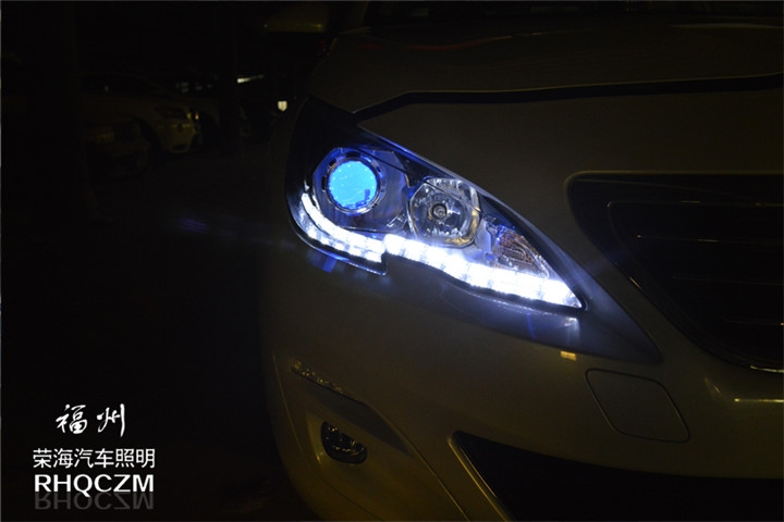 福州改雙光透鏡 標(biāo)致408車燈改裝Q5雙光透鏡光導(dǎo)雙色淚眼 福州榮海照明