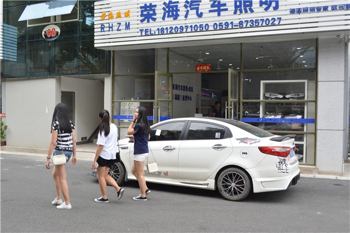 福建福州改燈 福州妹子鎮(zhèn)樓 起亞K2大燈升級(jí)漢雷氙氣燈進(jìn)口Q5透鏡 福州榮海照明