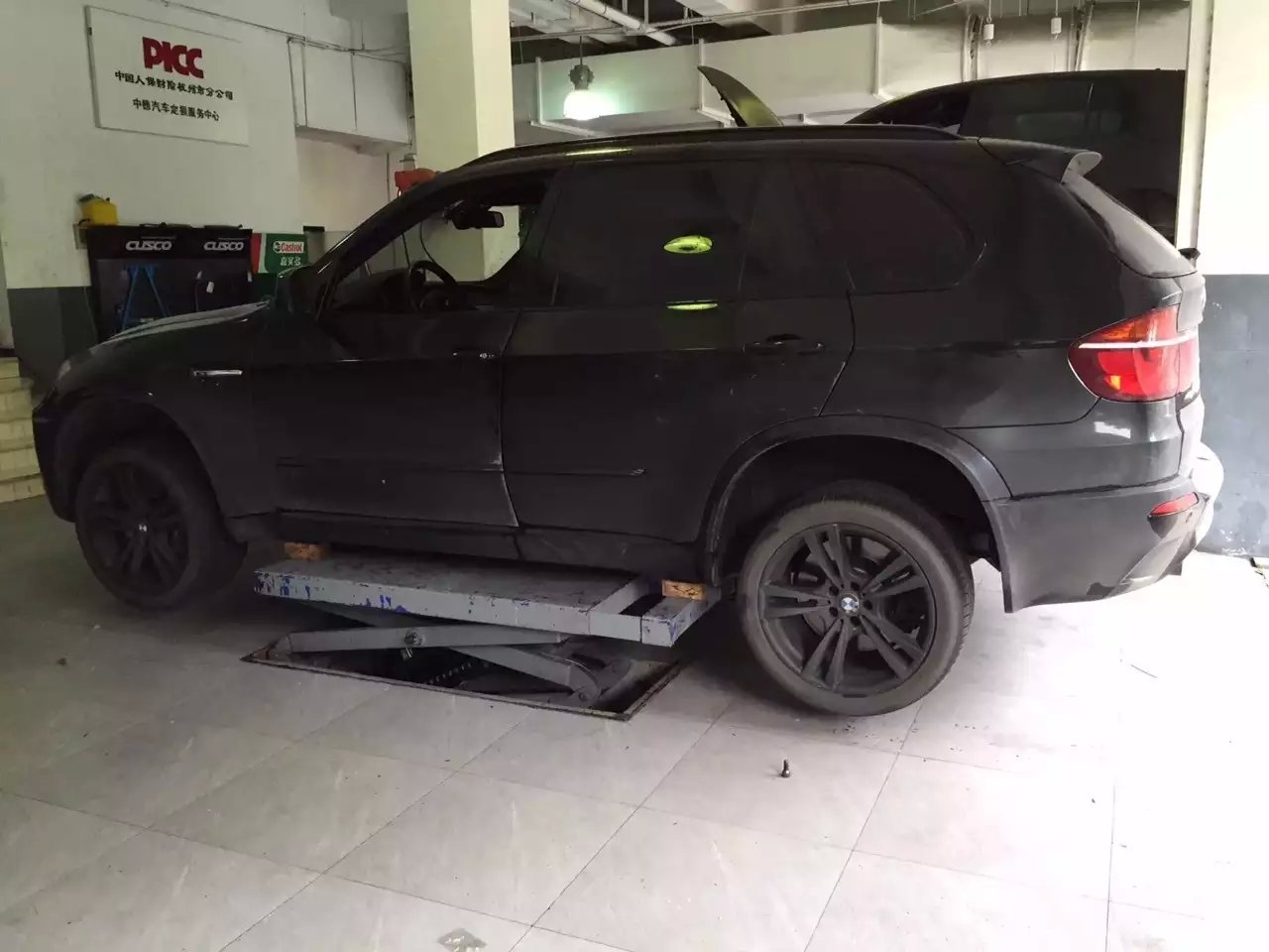 X5M．20寸，車主自己噴了黑色．6千公里拆下．要的速度！