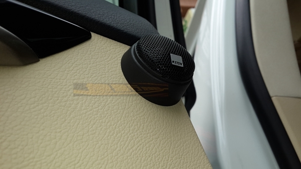 中山汽車音響改裝.凌志的微笑——雷克薩斯ES300h汽車音響改裝