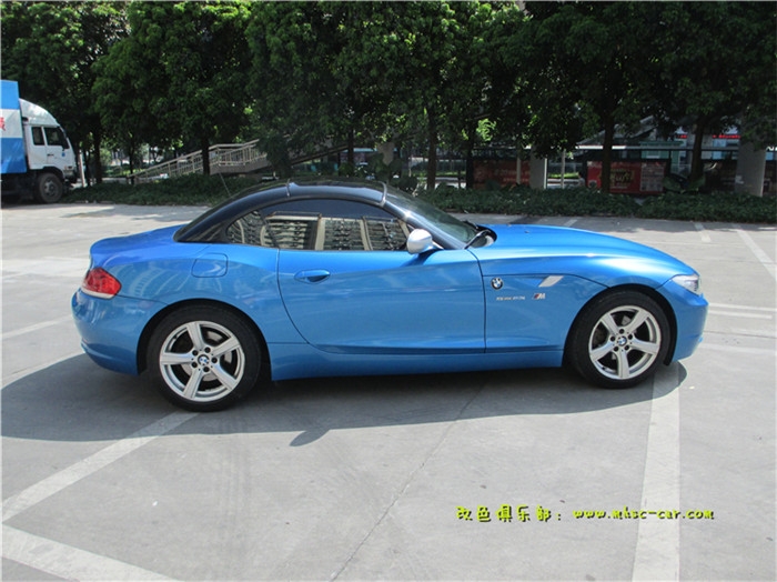 寶馬Z4貼膜改顏色 全車改色施工美國艾利小珠光金屬亮藍(lán)
