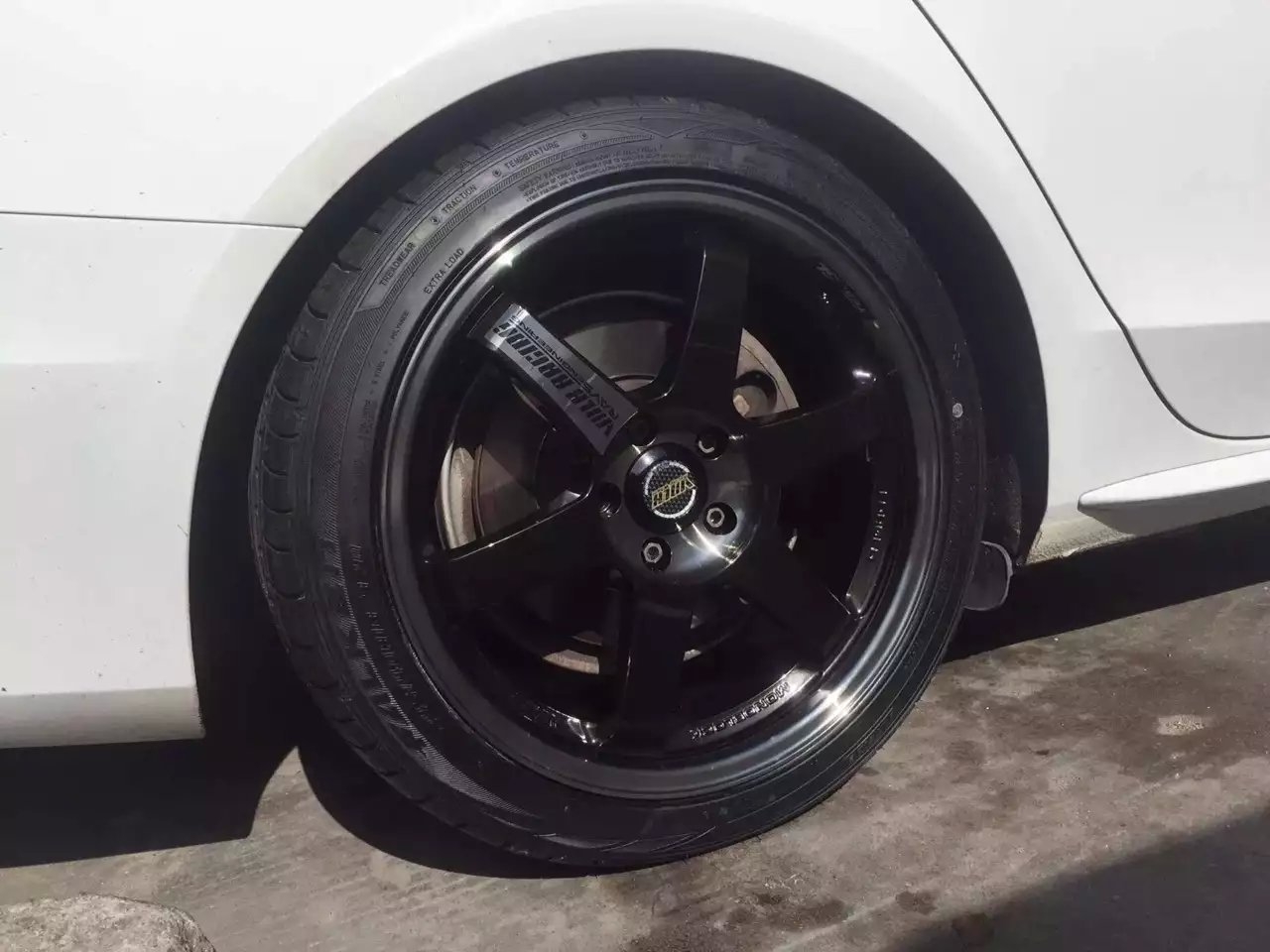 奧迪A4、裝TE37．SL 18寸。
