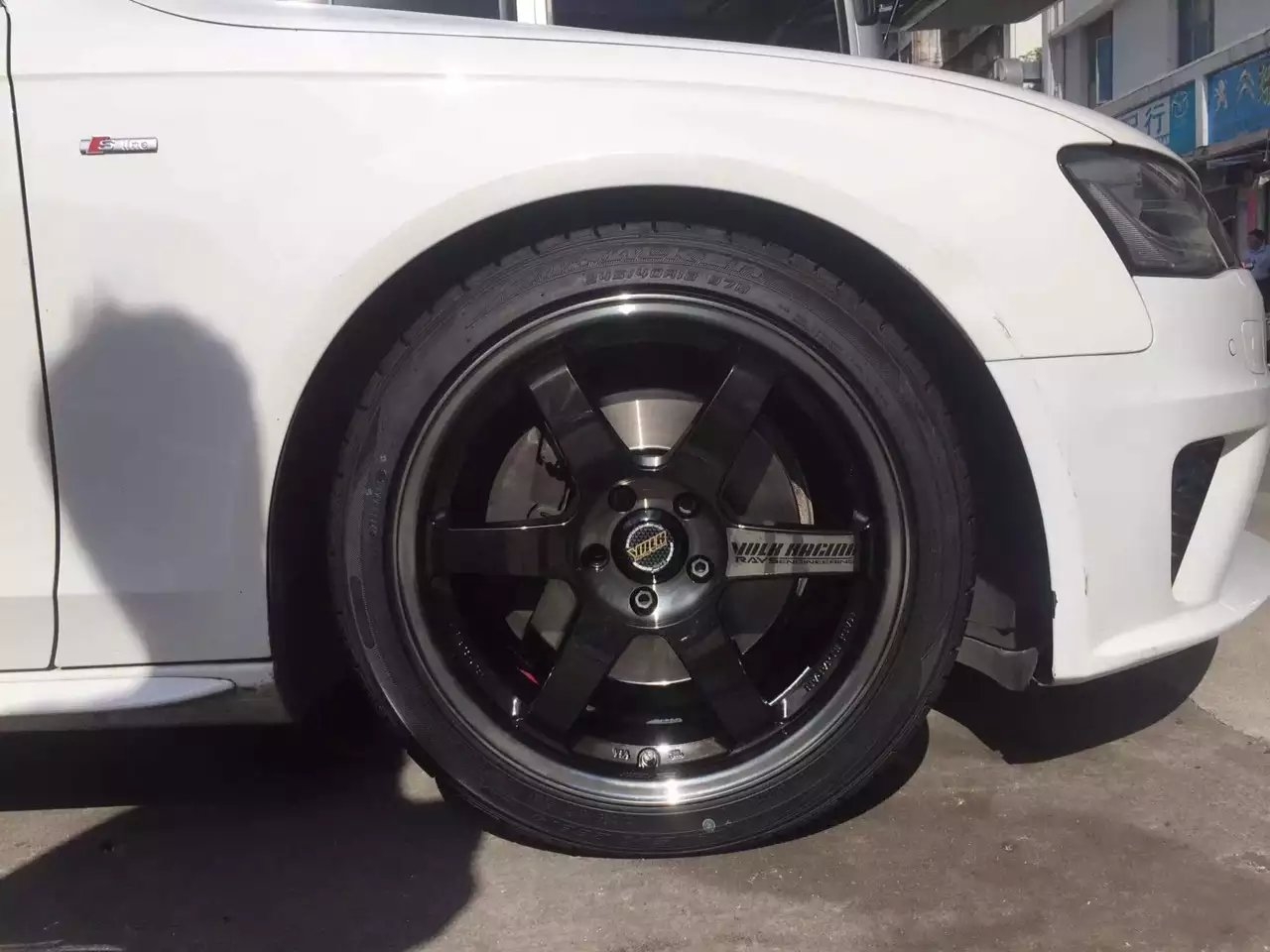 奧迪A4、裝TE37．SL 18寸。