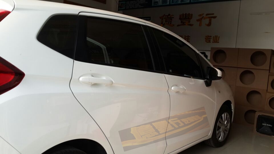 中山億豐行汽車音響改裝.瘋狂的飛度——本田飛度科駿達(dá)專車專用導(dǎo)航、升窗器行車記錄儀