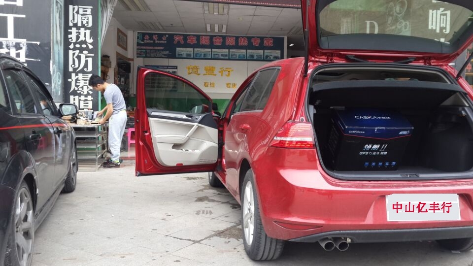 中山億豐行汽車音響改裝.再現(xiàn)高爾夫——大眾高爾夫卡仕達(dá)專車專用導(dǎo)航