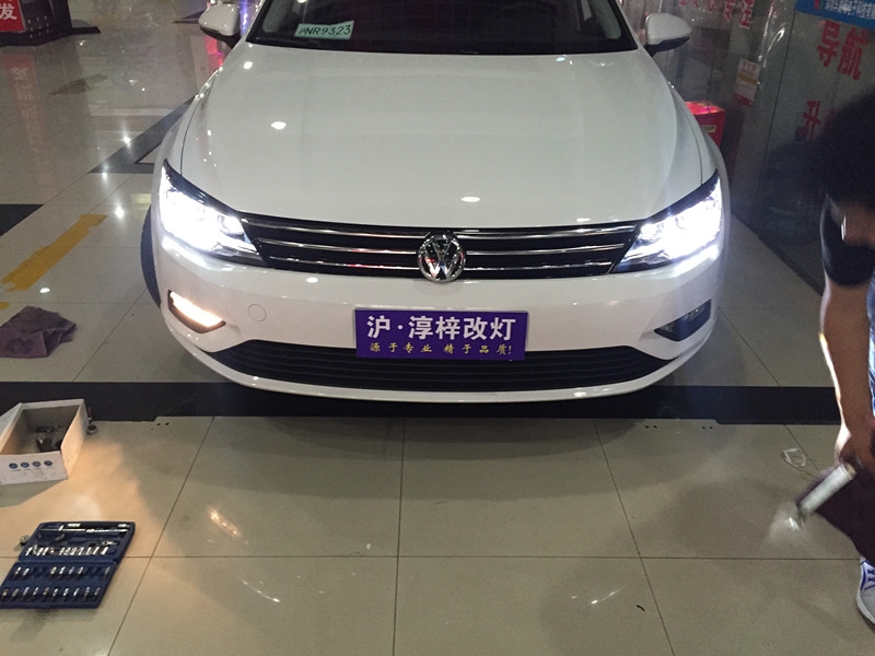 上海大眾凌渡 車燈升級原裝高配大燈總成 LED日行燈 Q5雙光透鏡 巖崎氙氣燈