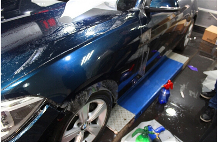 壽光汽車改色貼膜，寶馬118i透明膜作業(yè)展示