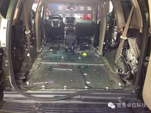 南通市啟東市專業(yè)汽車音響改裝店豐田霸道升級意大利ATI精巧套裝喇叭