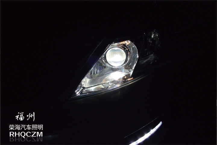 福州專業(yè)車燈改裝 日產(chǎn)天籟大燈改裝氙氣燈Q5雙光透鏡 福州榮海照明