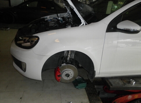 昌邑汽車改裝輪轂，避震，高爾夫改KW避震，20寸輪轂作業(yè)