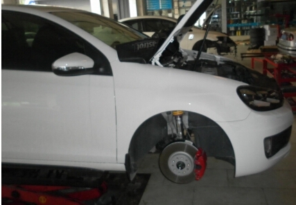 昌邑汽車改裝輪轂，避震，高爾夫改KW避震，20寸輪轂作業(yè)