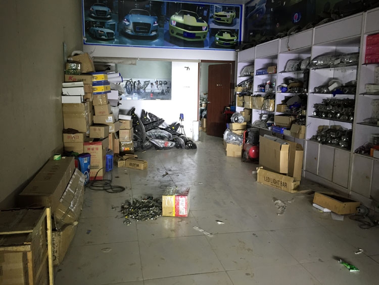 BJ40改裝車頂射燈 探照燈 北京馳遠(yuǎn)改燈訂制